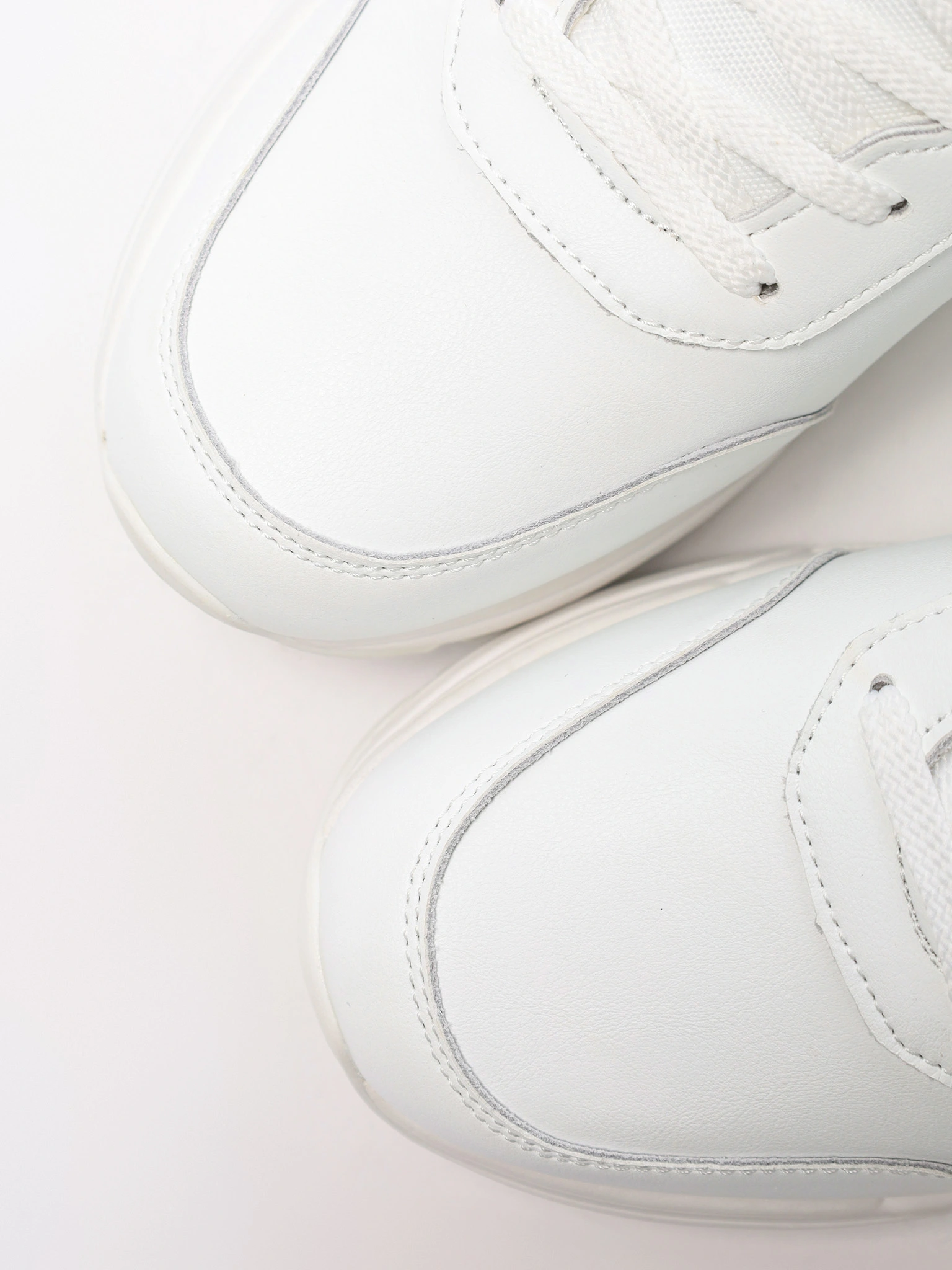 Кроссовки белого цвета на средней объемной подошве